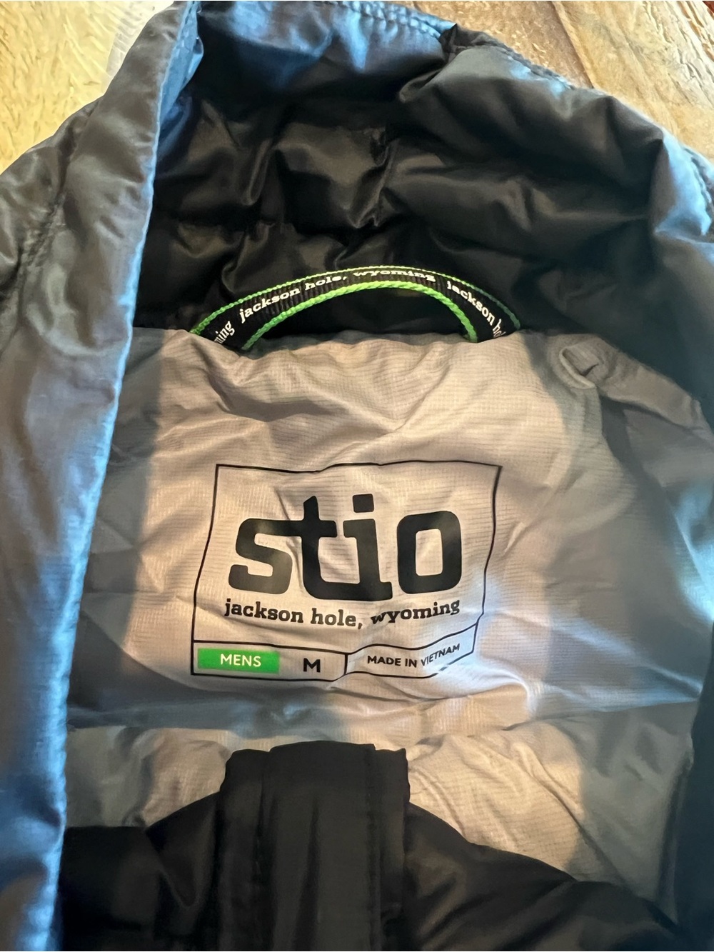 Stio Down Pinion Puffer Vest Mens Medium Black Park City Custom Resort EUC $199 - Picture 5 of 9